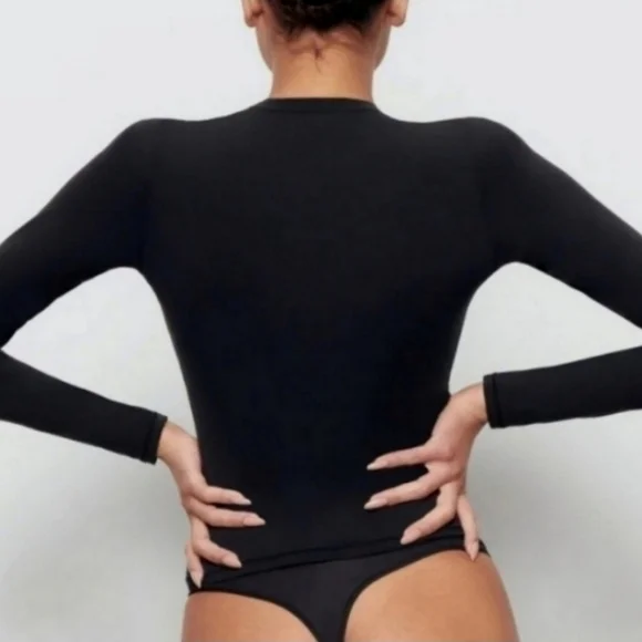 SKIMS FITS EVERYBODY LONG SLEEVE TSHIRT Top Shirt Onyx Black XSmall NWT - Picture 3 of 6